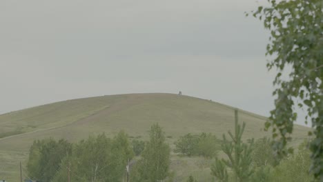 vista de la cima de la colina con la gente