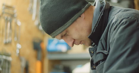 hombre que trabaja en la industria metalúrgica cortando y midiendo piezas metálicas en el taller 3