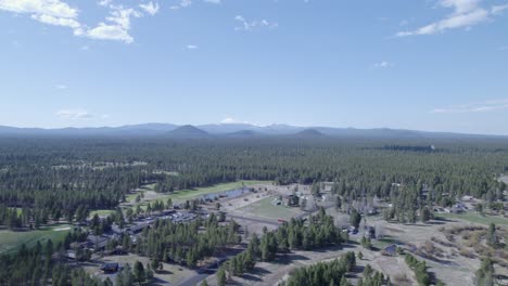 Eine-Hochstatische-Drohnenaufnahme-Fängt-Die-Entfernten-Three-Sisters-Mountains-In-Bend,-Oregon-Ein