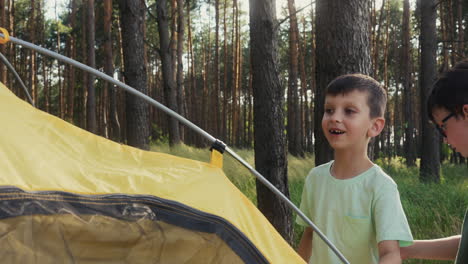 acampar en familia en la naturaleza