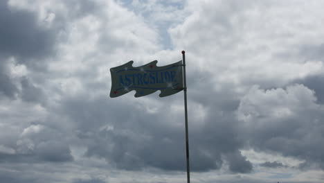 Ein-Astro-Slide-Schild-An-Einem-Fahnenmast-An-Einem-Bewölkten-Tag