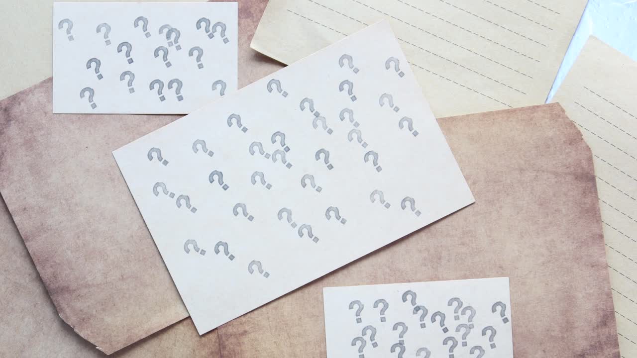 많은 질문표가 있는 빈티지 종이