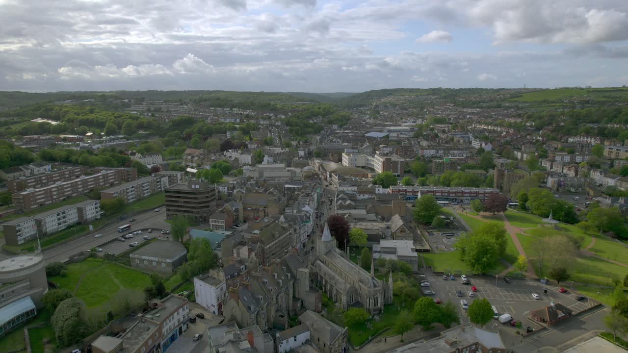 도버 시의 드론 풍경, 도시 건물, 거리, 그리고 흐린 하늘 아래의 주변 초록색을 포착, 부드러운 카메라 움직임