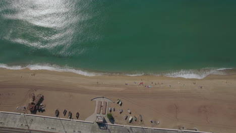 Vista-Aérea-Superior-De-La-Playa,-Ferrocarriles-Marítimos-Y-Hoteles-Barcelona-España