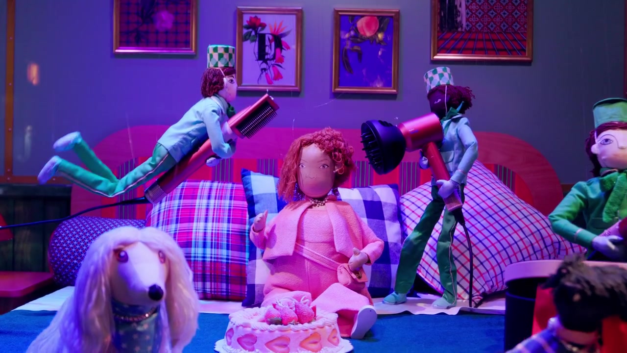 Marionetas festivas en un colorido ambiente navideño con decoración parisina y encanto caprichoso