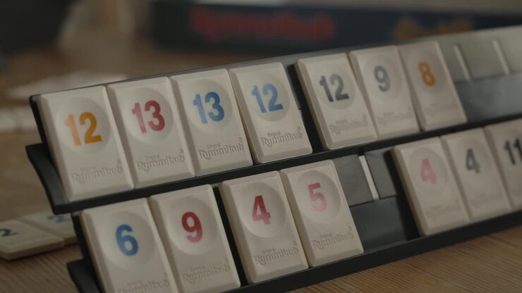 Primo piano di una persona che gioca a Rummikub, filmato a mano in 4k