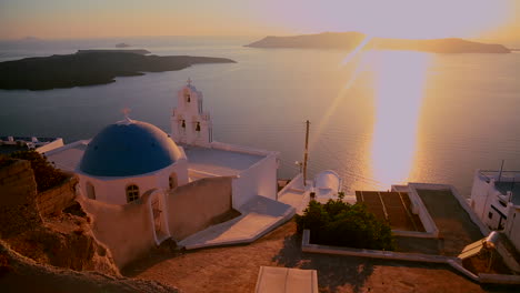 Una-Hermosa-Atardecer-Detrás-De-Una-Iglesia-Ortodoxa-Griega-En-La-Isla-Griega-De-Santorini