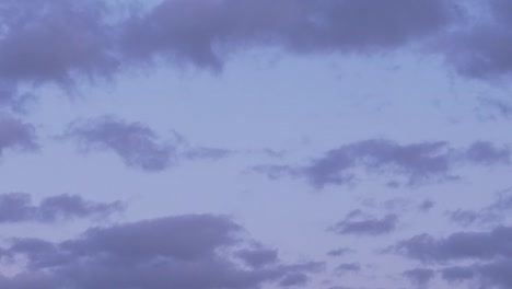 el paso del tiempo de las nubes que se mueven en el cielo