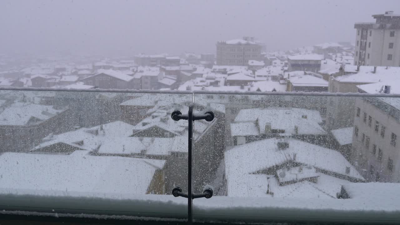 발코니에서 눈 인 도시 풍경