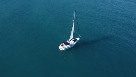 Toma-Aérea-De-Un-Dron-Para-Un-Barco-De-Vela-De-Lujo-En-Medio-Del-Mar