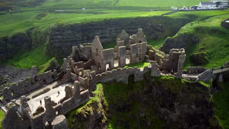 북아일랜드 북부 앤트림 카운티 해안의 부쉬밀스 (bushmills) 에 있는 던루스 성 (dunluce castle) 의 공중 촬영