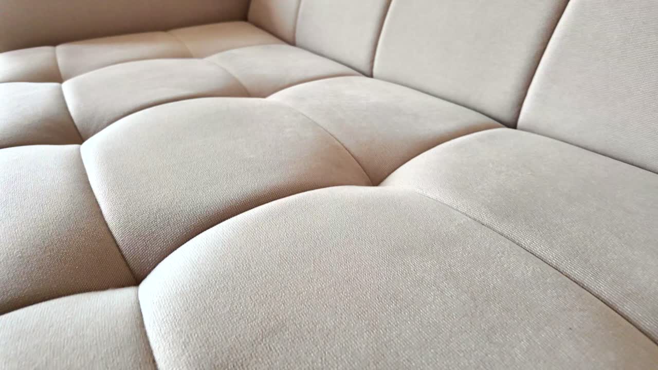 베이지색 버튼 투프트 소파의 클로즈업