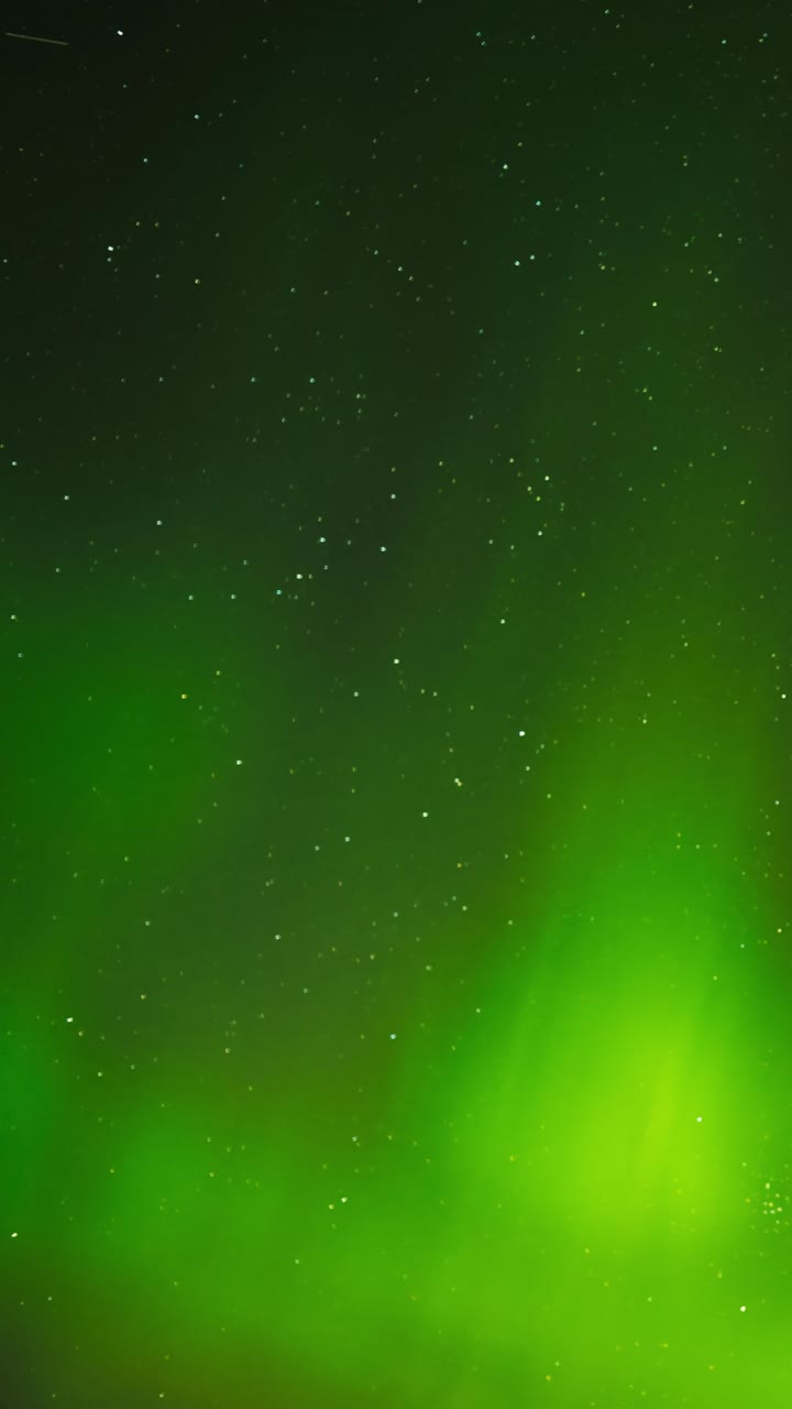 Nordlyset på den stjerneklare himmel. 9:16 Vertikal 4K Time-lapse