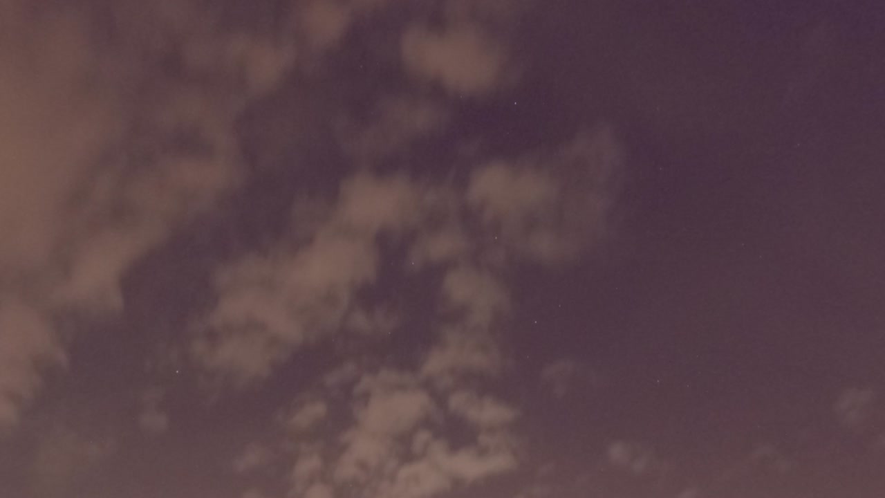 보케의 시간 경과, 달빛, 광선, 불꽃, 어두운 밤하늘에 황금색 별,  구름.