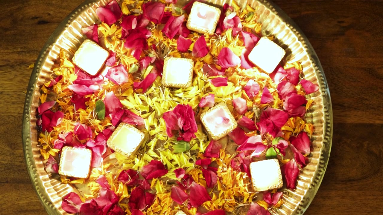 Elegante centrotavola floreale con candele per la decorazione domestica del Diwali e un'atmosfera festiva.