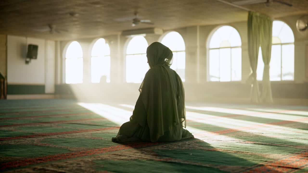 mujer musulmana orando en la mezquita