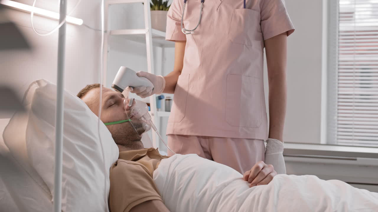 trabajador médico comprobando la temperatura del paciente
