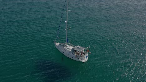 Sailboat-anchored-on-a-sandbank-in-an-area-of-​​colored-water