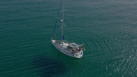 velero anclado en un banco de arena en una zona de agua coloreada