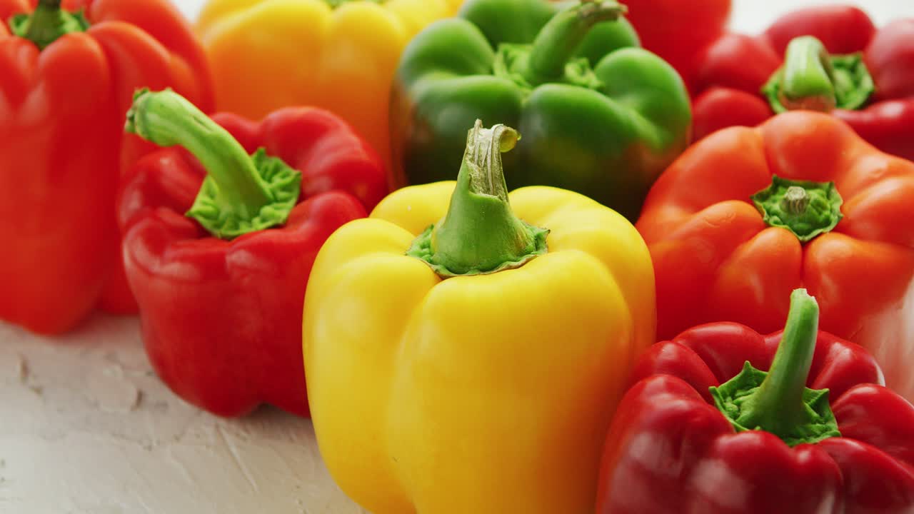 pimientos multicolores en montón