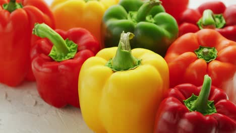 pimientos multicolores en montón