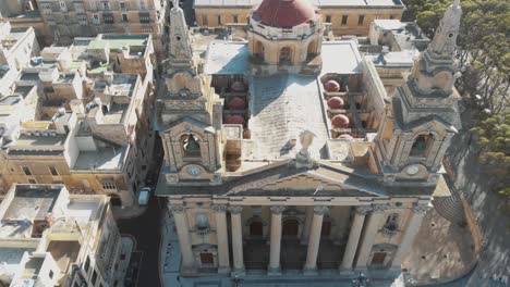 iglesia parroquial de san publius con hermosa cúpula y campanas, valletta, malta