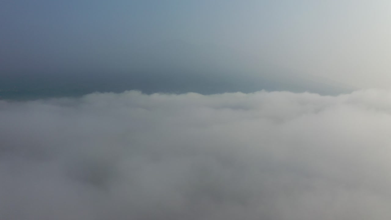 안개 가 가득 한 산 을 위 에서 볼 수 있다