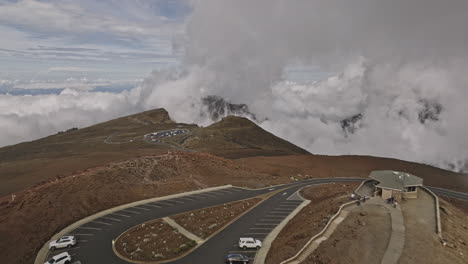 Maui-Hawaii-Drone-V31-Aéreo-Sobrevolando-La-Colina-Roja-En-El-Parque-Nacional-Haleakala-Capturando-El-Paisaje-Volcánico-De-La-Cumbre-Con-Suelo-Rojizo-En-El-Mar-De-Nubes---Filmado-Con-Cine-Mavic-3---Diciembre-De-2022