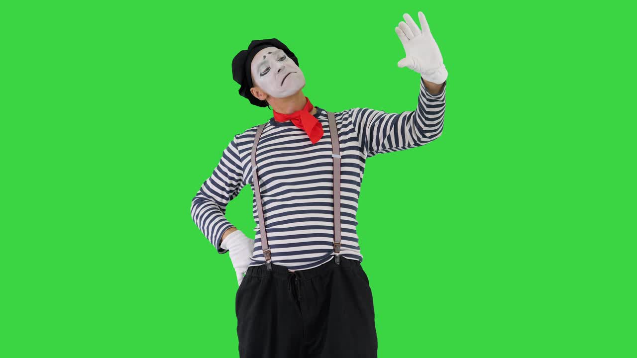 mime gracioso con guantes blancos haciendo fotos de selfie en una pantalla verde, llave de croma