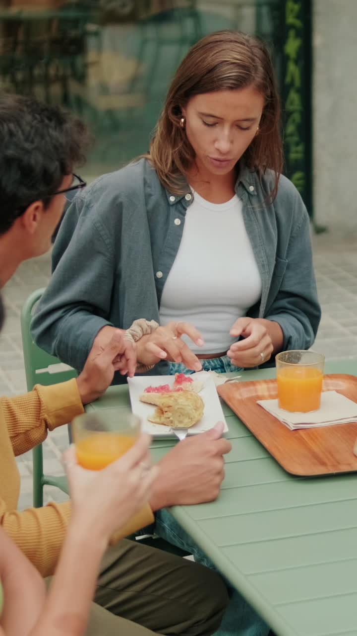 Comunicazione durante la pausa pranzo. Studenti impegnati in una vivace conversazione e che usano un laptop