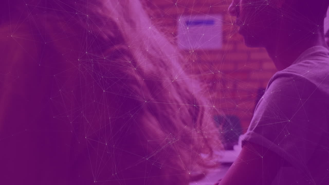 animación de la red de conexiones que se mueven sobre los escolares que utilizan computadoras en clase