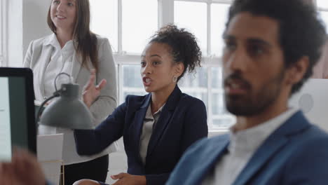 Mujer-De-Negocios-De-Raza-Mixta-Compartiendo-Ideas-En-La-Oficina-Reuniéndose-Con-El-Equipo-Corporativo-Intercambiando-Ideas-Para-Proyectos-En-La-Sala-De-Juntas