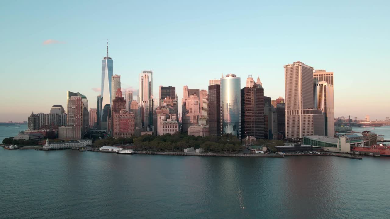 뉴욕시 줌 인 스스케이프 일몰에서 물 드론 샷에서 욕하는 샷