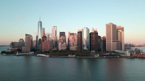 New-York-City-Zoom-In-Scape-Beschimpfender-Schuss-Aus-Wasser-Drohnenaufnahme-Im-Sonnenuntergang