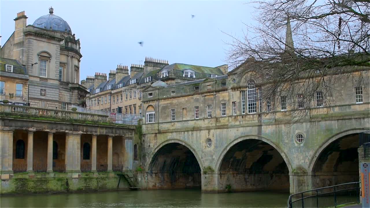 매력적인 팔라디안 스타일의 풀트니 다리는 고대 로마 도시 바스의 에이번 강을 가로지르는 영국 서부 국가에 있습니다.
