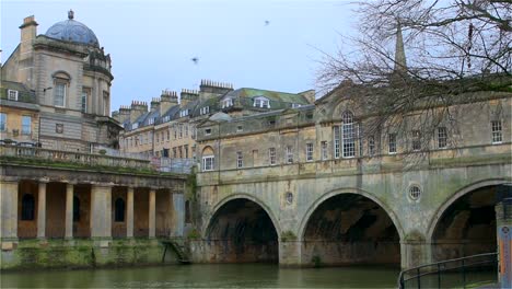 帕拉迪亞式的普爾特尼橋 (pulteney bridge) 跨越艾文河 (avon river),位於英國西部的古羅馬城市巴斯 (bath)