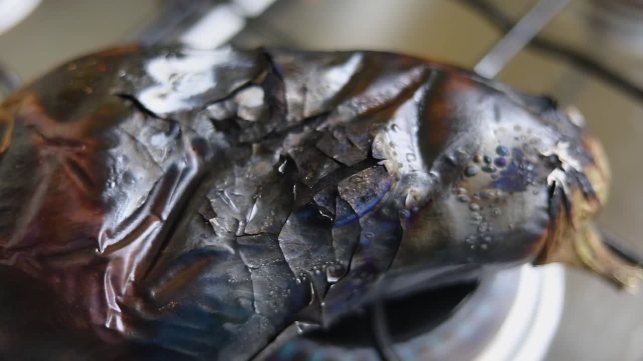 detalle de una berenjena asada sobre el fuego en la estufa