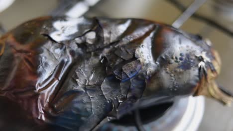 detalle de una berenjena asada sobre el fuego en la estufa