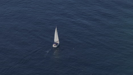 un velero en el océano