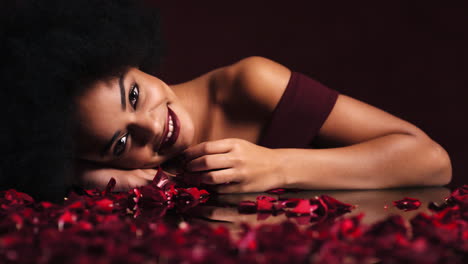 rosas, belleza y retrato de una modelo negra