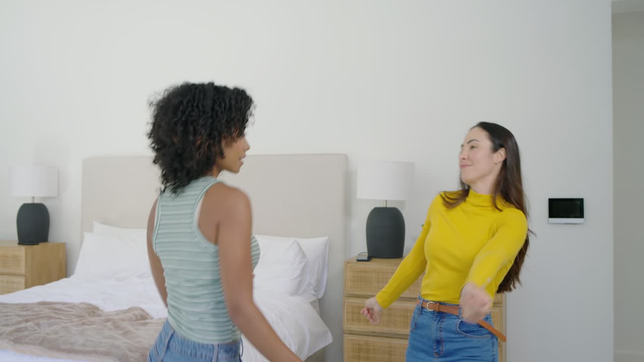 Amigas diversas na cama com blusas amarelas e verdes, com o amarelo saltando, refletindo e girando para a câmera.