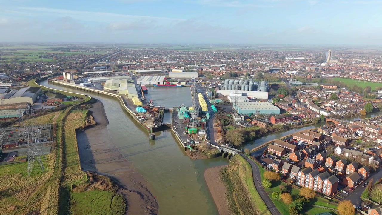 Luchtfoto van de scheepsterminal en industriële dokken van de haven van Boston, VK.