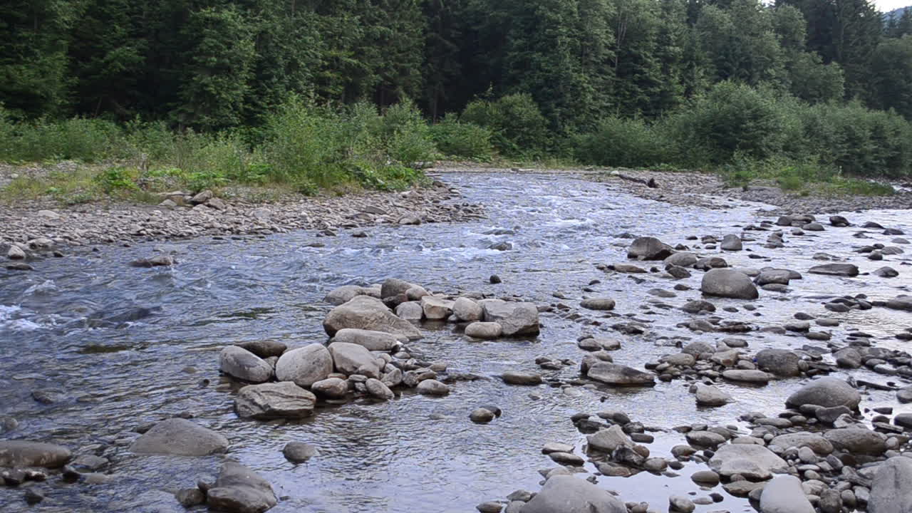 Fiume di montagna, riprese serali. Sassi e fiume di montagna
