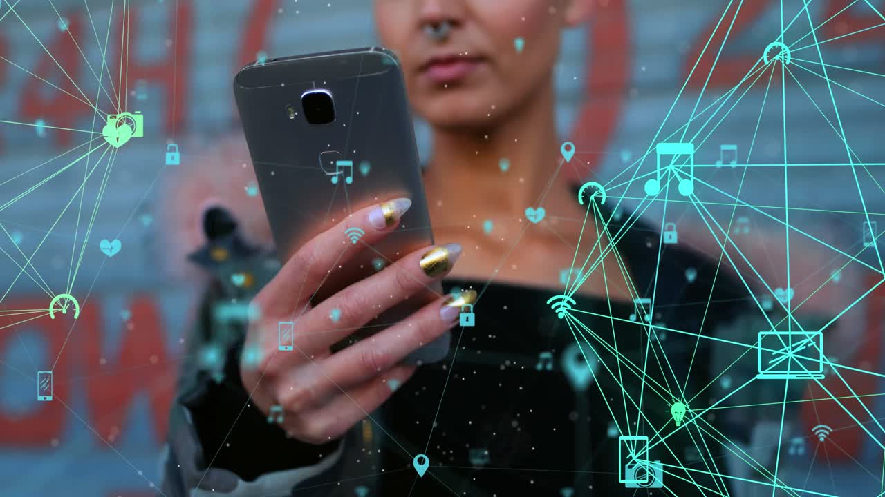 video compuesto digital de la red de conexión con iconos de interfaz contra la mujer que usa teléfono inteligente
