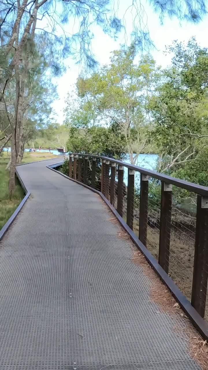 강으로 이어지는 자연을 가로질러 가는 길
