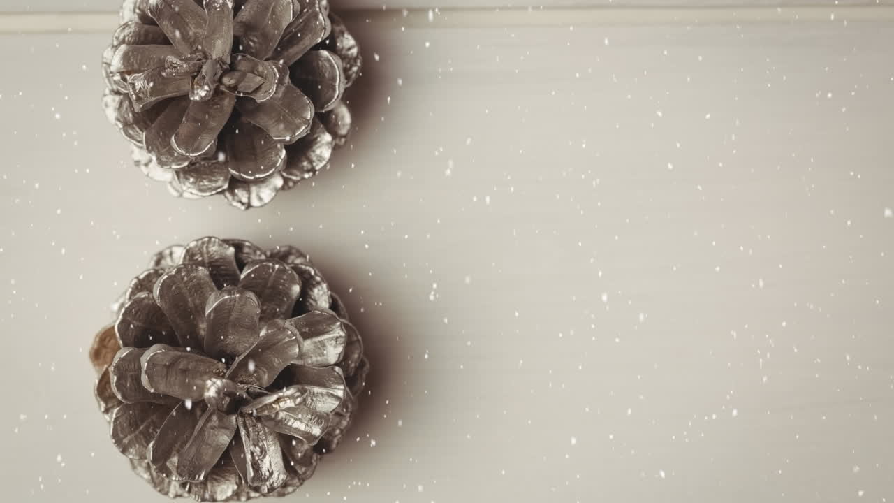 animación de la nieve cayendo sobre las decoraciones de navidad