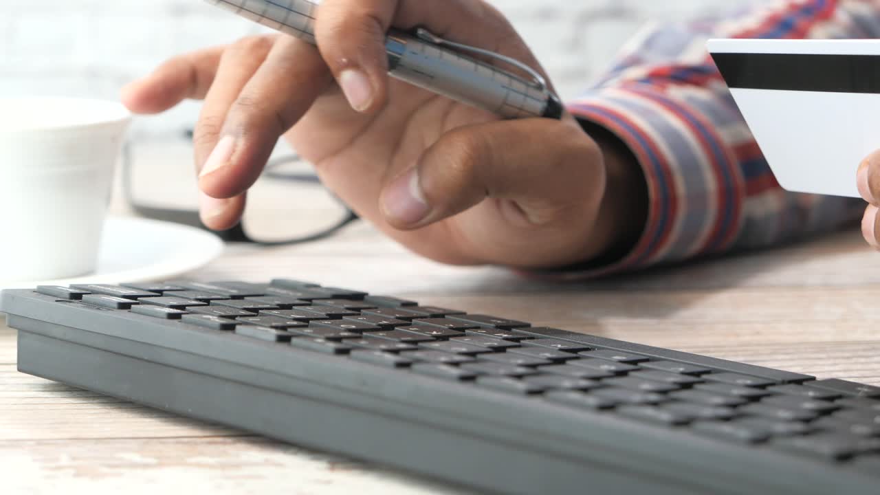 Persona che paga online con carta di credito