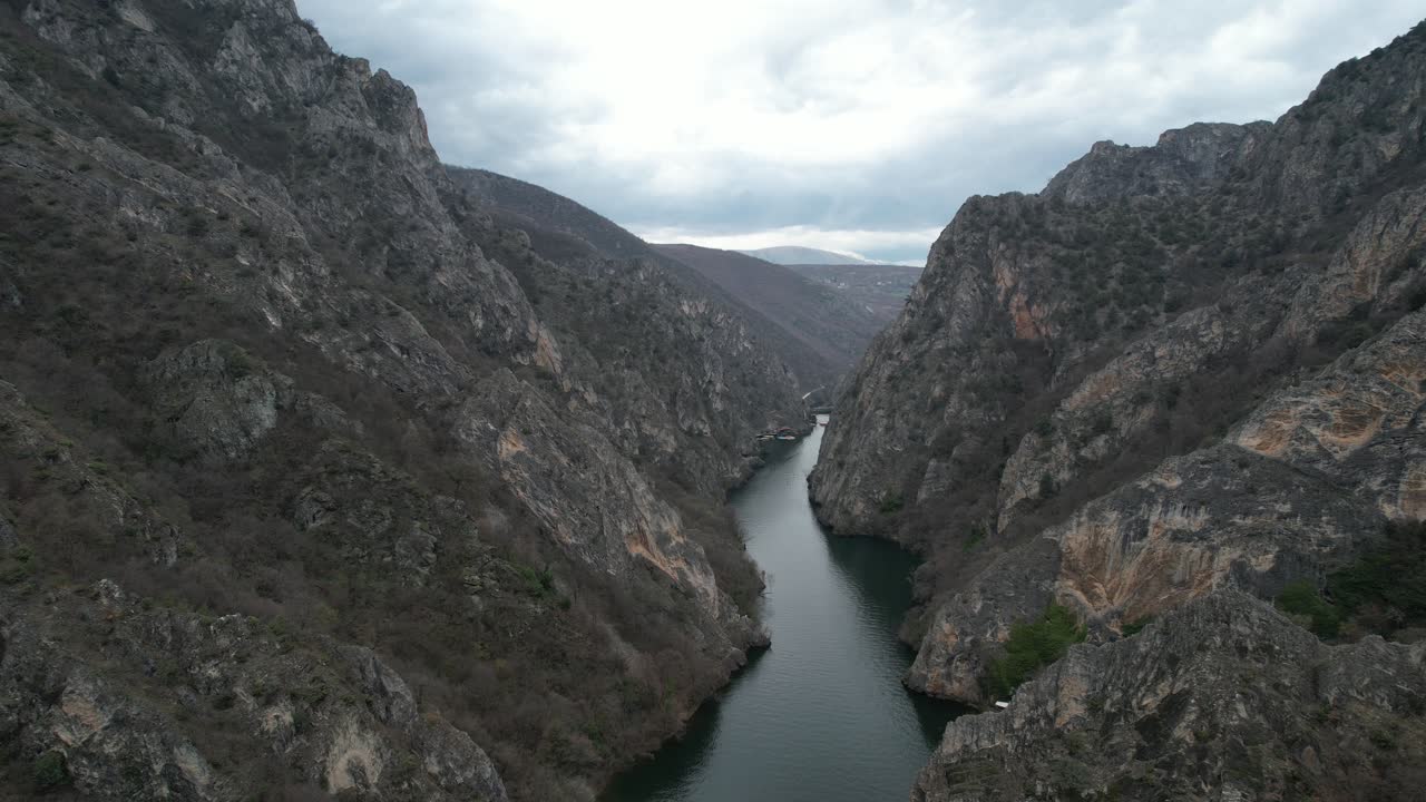 Innsjø i Matka-kløften Makedonia, elven mellom fjell, smaragdgrønt vann, motorbåter, landskap uten mennesker