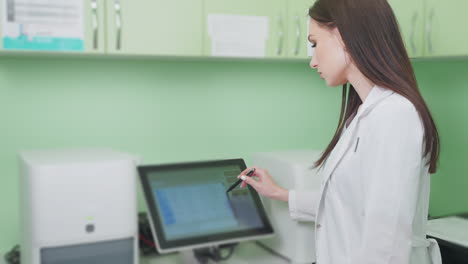 mujer científica trabajando en una computadora en un laboratorio