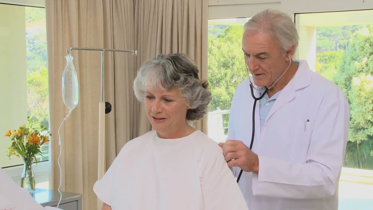 ⁇ 은 의사가  ⁇ 은 환자를 검사하고 있습니다.